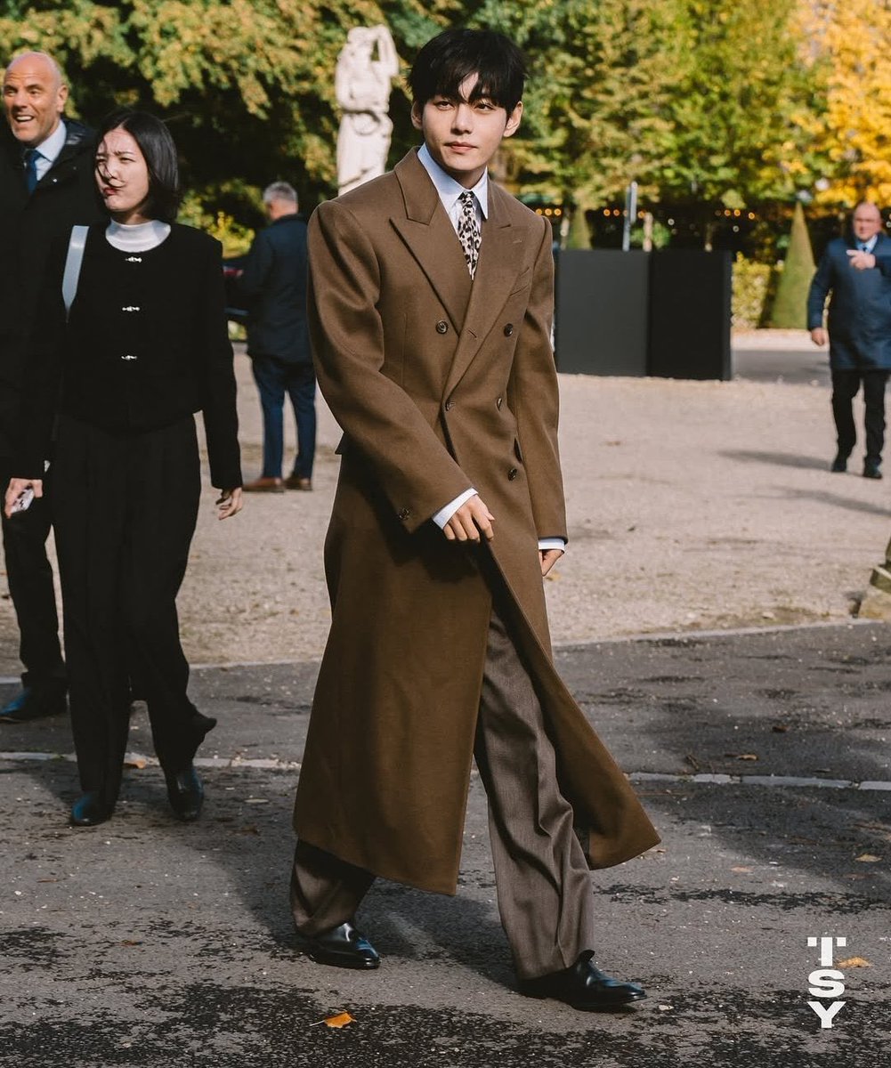 akgaepost's tweet photo. can i get 500 retweets and replies? now more than ever we have to be ENERGIZED to cement his place on top 💪 

V AT CELINE FASHION SHOW
TAEHYUNG TAEHYUNG
#VxCelineEte26 #TAEHYUNGxCELINE https://t.co/0OiqxAZOTh