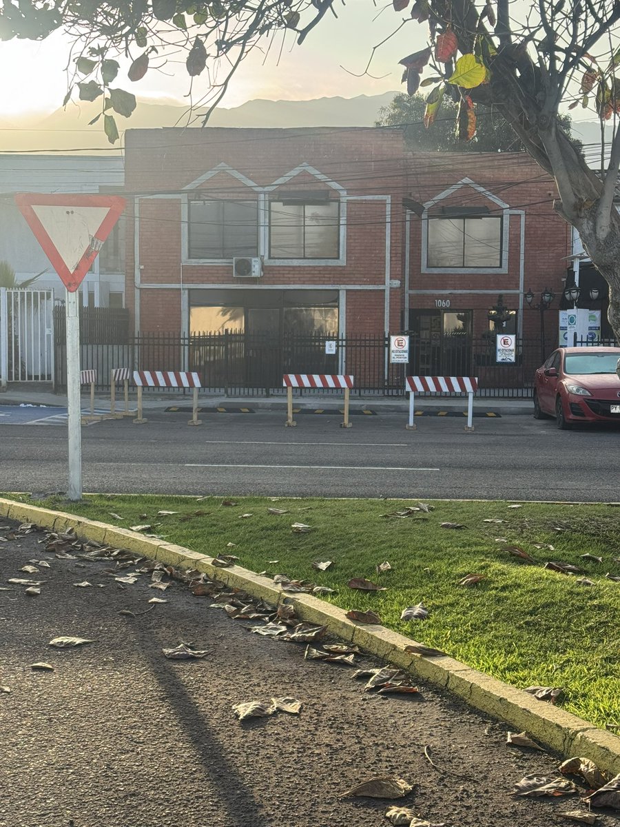 Joselo1985's tweet image. Av. Arturo Prat empresa a cargo construcción del muro playa Bellavista, se adueña de estacionamientos bien nacional de público sin permiso, inspectores de @IquiqueDeTodos no han cursado partes, solo conversan con ellos @MopTarapaca @Contraloriacl @HombredeRadio @jorgesolimano