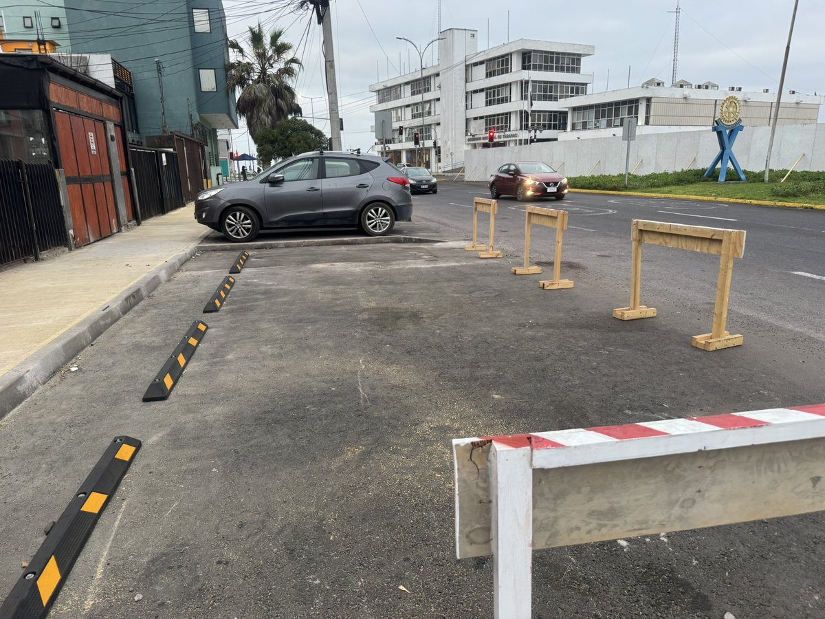 Joselo1985's tweet image. Av. Arturo Prat empresa a cargo construcción del muro playa Bellavista, se adueña de estacionamientos bien nacional de público sin permiso, inspectores de @IquiqueDeTodos no han cursado partes, solo conversan con ellos @MopTarapaca @Contraloriacl @HombredeRadio @jorgesolimano