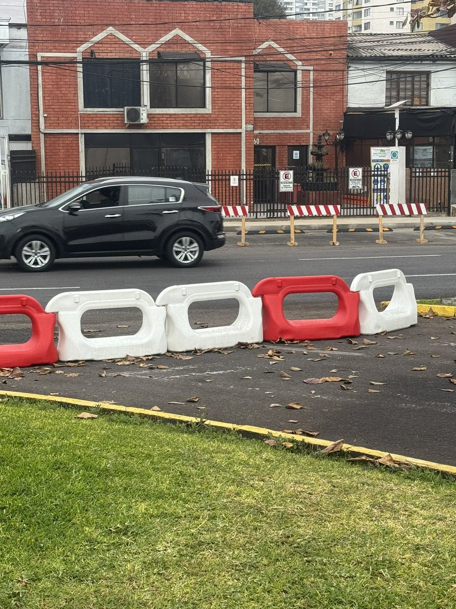 Joselo1985's tweet image. Av. Arturo Prat empresa a cargo construcción del muro playa Bellavista, se adueña de estacionamientos bien nacional de público sin permiso, inspectores de @IquiqueDeTodos no han cursado partes, solo conversan con ellos @MopTarapaca @Contraloriacl @HombredeRadio @jorgesolimano