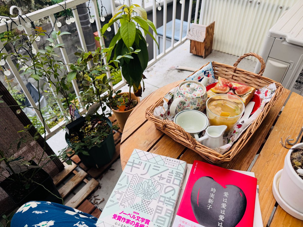nakatabun's tweet photo. 今日は短い秋を愛しむようにベランダで朝食と読書を愉しんでから、『テレビの中に入りたい』を観に行った。不思議な空気感にふわふわ漂っていたら、今の現実に鋭く接続しながら突き刺さってきた。 https://t.co/PYDWSmRfIk