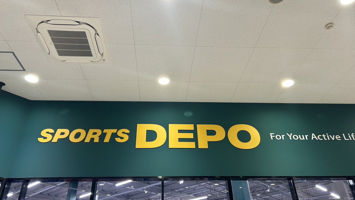 rubia_ddr's tweet image. 他県の店舗にフリーランNNが売っていたとDMをいただいたので、県内をまわってみましたが、見つからなくて申し訳ないです😥
高難易度SPをスライドで踏むのにフリーラン2018はベストに近いのですが、DPの時に爪先で踏み切らないといけない時があって、もう少し反発力があったらいいなと思っています👟