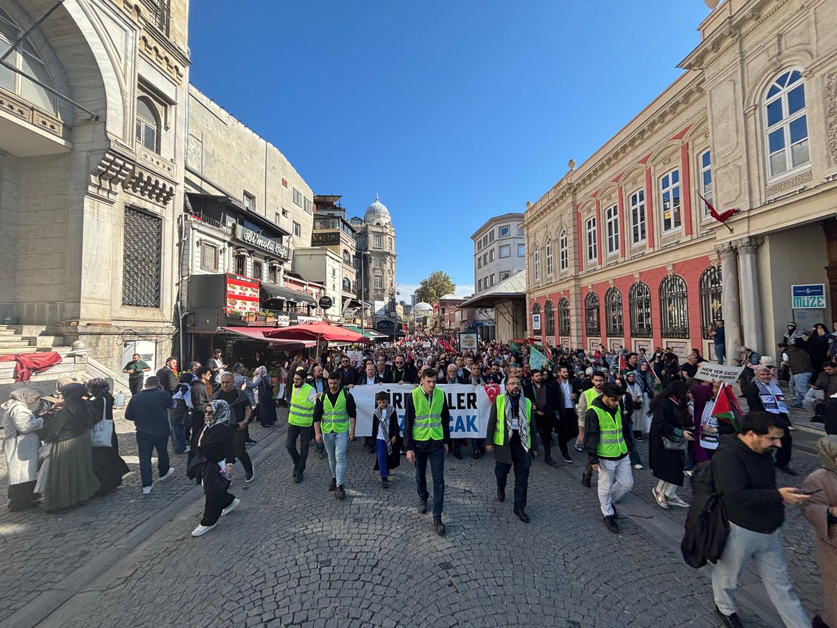 İstanbul 2 Nolu Baro üyesi meslektaşlarınızla birlikte İnsanlık dışı ablukayı kırmak ve soykırımı durdurmak için Gazze'ye giden gemilere destek vermek için Ayasofya Camii’nden Eminönü Meydanı’na yürüyoruz! 🇵🇸🇹🇷

#ÖzgürlüğeYürüyoruz