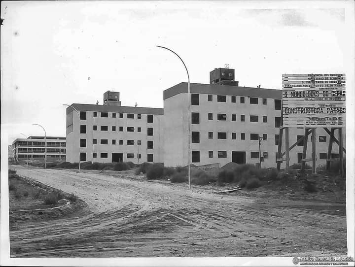 Chipitelix's tweet photo. Avenida Argentina e Islas Malvinas en los fines de los '60. Se pueden ver los monoblocks en obra y el colegio San Martín en el fondo. Años después llegarían la nueva escuela N°2 y el supermercado Topsy.
📷Archivo Gral de la Nación vía Aldo Torino. https://t.co/dwAVhc5MBi