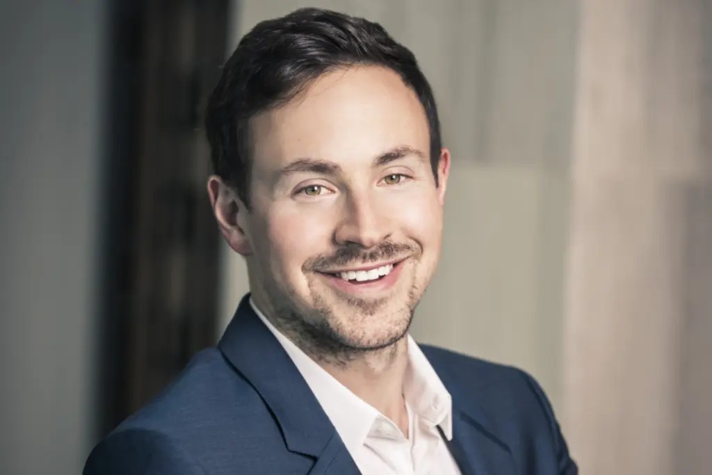 1/
Ryan Cohen should consider having GameStop invest in Roaring Kitty Token ( $ROAR) 🐱📈

It’s decentralized like Bitcoin, 100% community-driven, and SEC-safe.
Here’s why this move would shake both Wall Street and Crypto 👇

2/
$ROAR has no owner, no dev wallet, no central