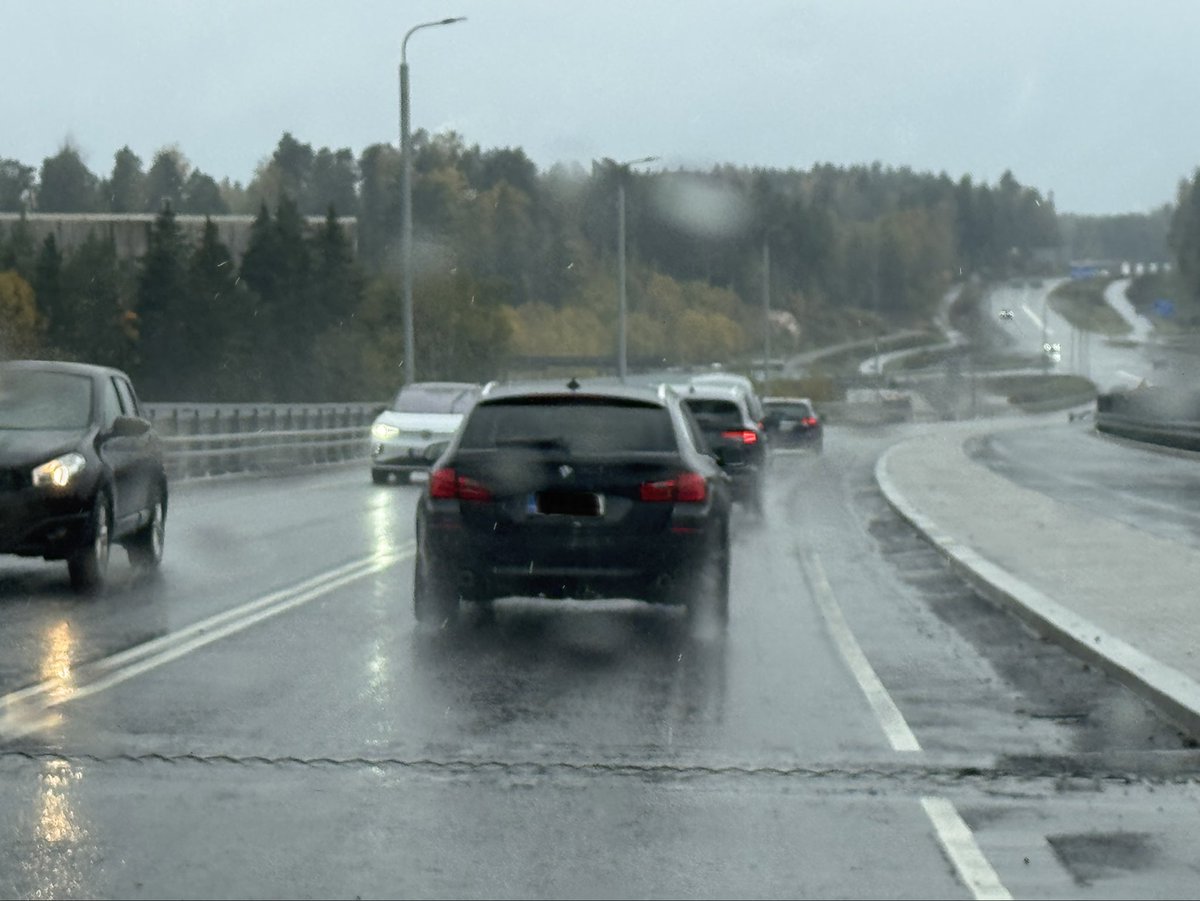 Valitettavan monta autoa sateisella kelillä joiden takavalot eivät toimineet tai automatiikka on ei toimi kuten pitäisi.
Hyvät kanssa-autoilijat, tarkistakaa valonne ennen kuin lähdette liikenteeseen!