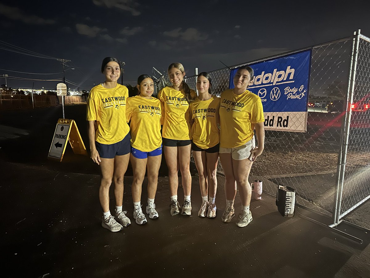 Up early volunteering at the Rudolph Helping Hands 5K 🏃🏻‍♀️ 🏐 Ascarate Park

Go Troop! 💙💛