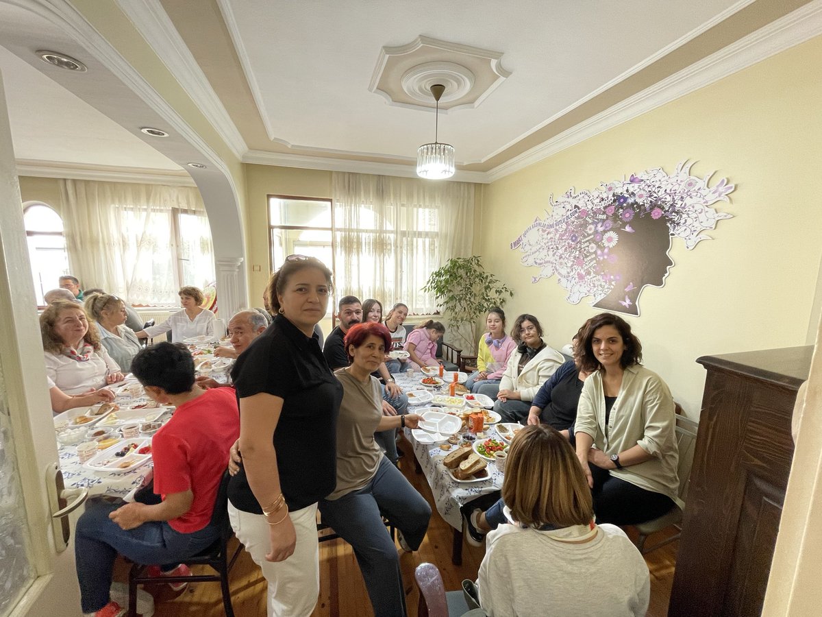 5 Ekim Dünya Öğretmenler Günü’nde sendika binamızda üyelerimizle kahvaltıda bir araya geldik!
 #5EkimDünyaÖğretmenlerGünü