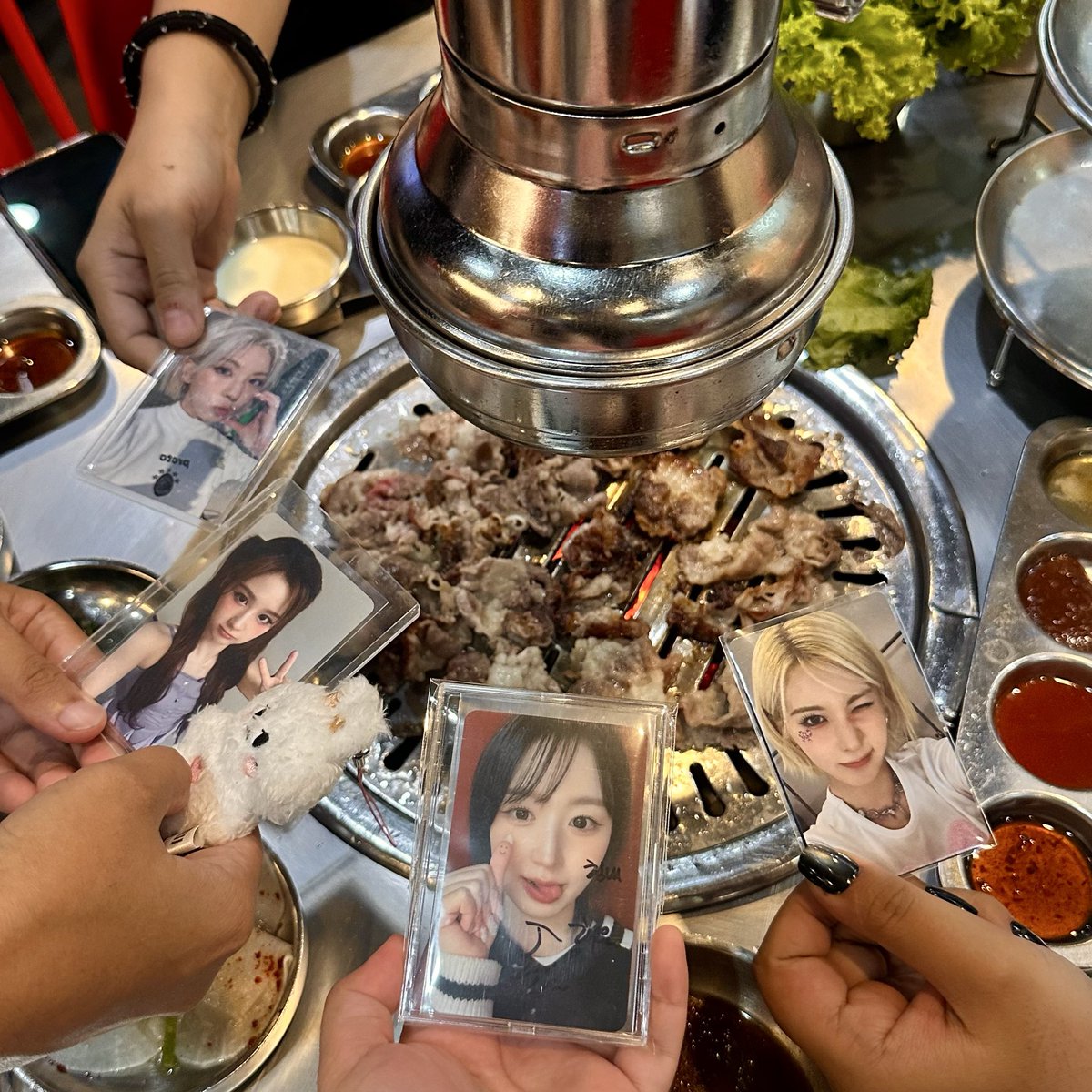 solacesrj's tweet image. fandom-born friendship (pwede ring dahil sa kasamaan)

@sullbao @crimsonluna18 @jinixjjyu @chaengofheart
paki-insert na lang si  @nmixx_sy sa group pic at si @itzbaecon &amp;amp; @Yoo_and_Mi_ na ramdam ang espiritu hanggang dito
#NMIXX #엔믹스 #NSWER