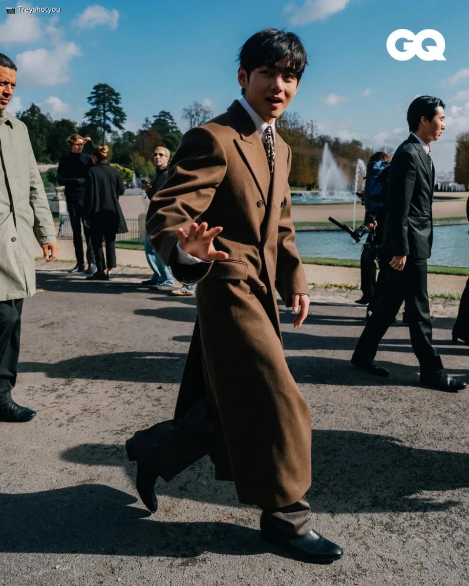 taeguide's tweet photo. Kim Taehyung at the Celine show via GQ India 

V AT CELINE FASHION SHOW 
#VxCelineEte26 #CELINESUMMER2026 #TAEHYUNGxCELINE #PFW @celineofficial https://t.co/4JxakahzHN