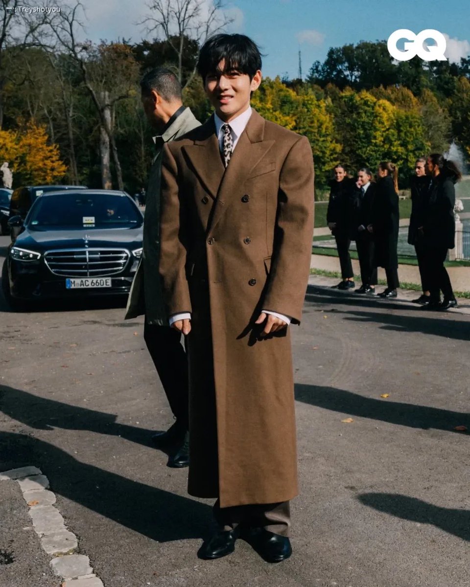 taeguide's tweet photo. Kim Taehyung at the Celine show via GQ India 

V AT CELINE FASHION SHOW 
#VxCelineEte26 #CELINESUMMER2026 #TAEHYUNGxCELINE #PFW @celineofficial https://t.co/4JxakahzHN