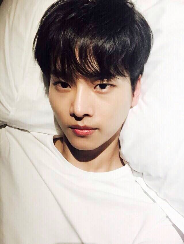 FRoad_N's tweet image. #빅스야_이거기억나면_하트

침대셀카 계속되길🥰