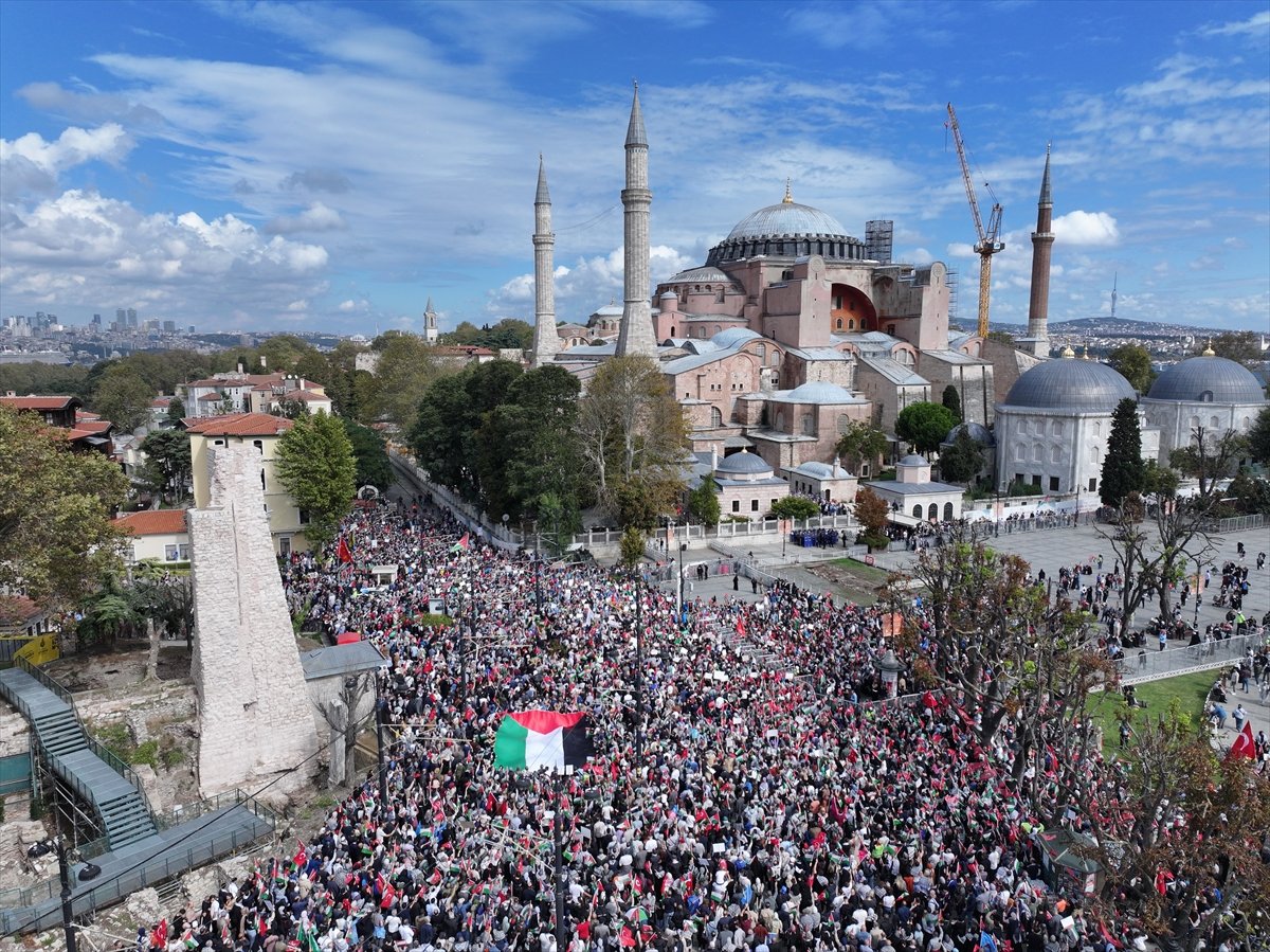 trthaber's tweet photo. 🇵🇸🇹🇷Gazze’nin özgürlüğü için toplanan binlerce kişi Ayasofya Camii'nden Eminönü Meydanı'na yürüyor.

#ÖzgürlüğeYürüyoruz https://t.co/7hQLkR0WHV
