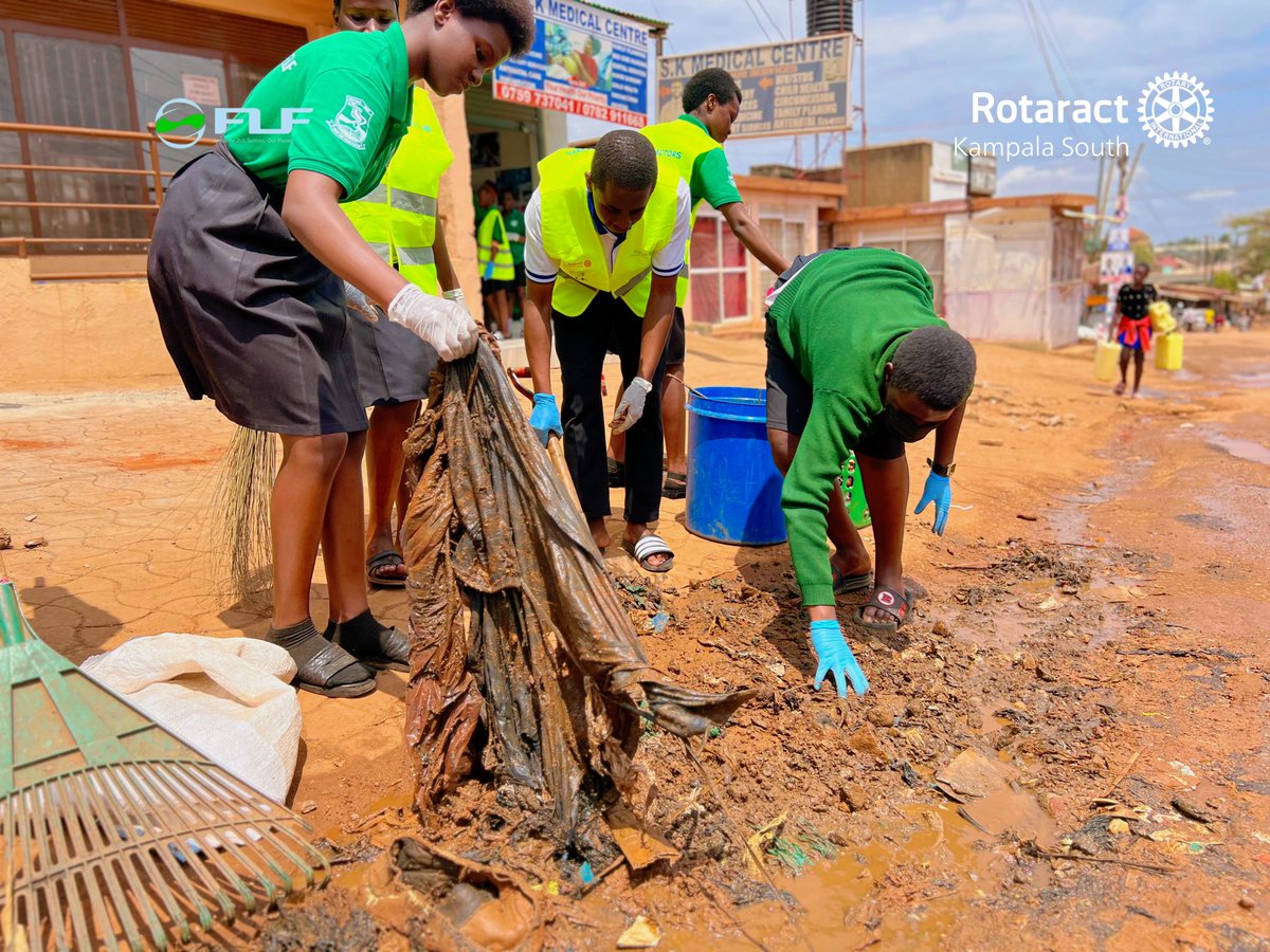 FLF_ngo's tweet image. Change starts with us &amp;amp; today, it started at Bethany High School! 

We joined hands with the Rotaract Club of Kampala South and Students from the Interact Club of Bethany High School to clean up Kamuli community &amp;amp; #EndLitterTrail

 #RotaryEyamba #UniteForGood