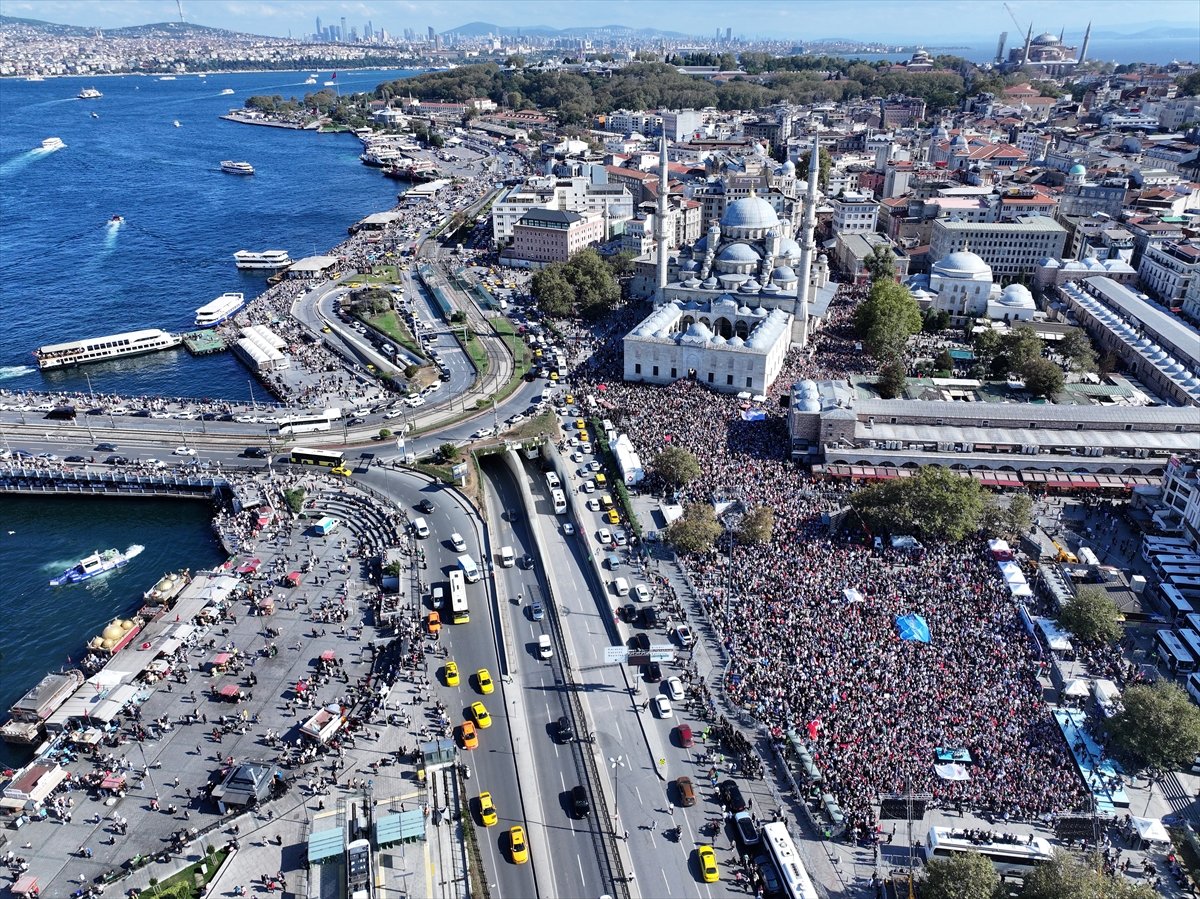 🇵🇸🇹🇷Gazze’nin özgürlüğü için toplanan binlerce kişi Ayasofya Camii'nden Eminönü Meydanı'na yürüyor.

#ÖzgürlüğeYürüyoruz
