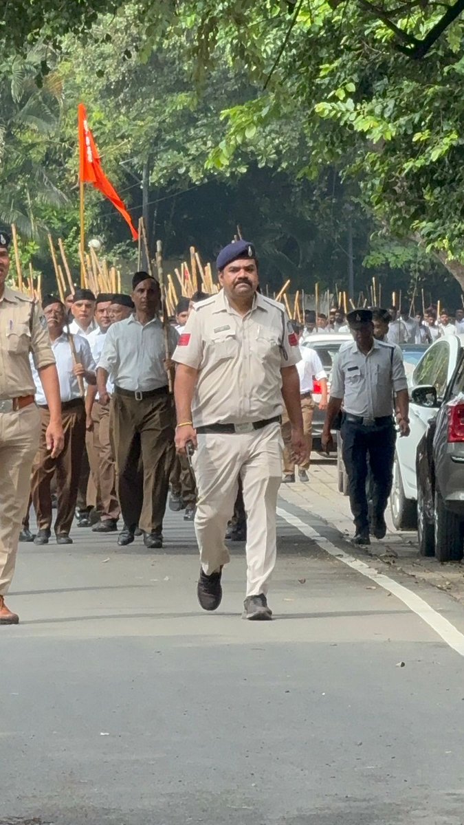 mudit_shejwar's tweet image. संघ के शताब्दी वर्ष पर महावीर नगर, समिधा बस्ती में विजयादशमी उत्सव एवं पथ संचलन का हिस्सा बनने का सौभाग्य मिला।
100 वर्षों की यह यात्रा केवल संगठन की नहीं, बल्कि राष्ट्रप्रेम, अनुशासन और समर्पण की प्रेरणादायी गाथा है।
जय श्री राम।
जय भारत। #विजयादशमी #शताब्दी_वर्ष #राष्ट्रप्रथम