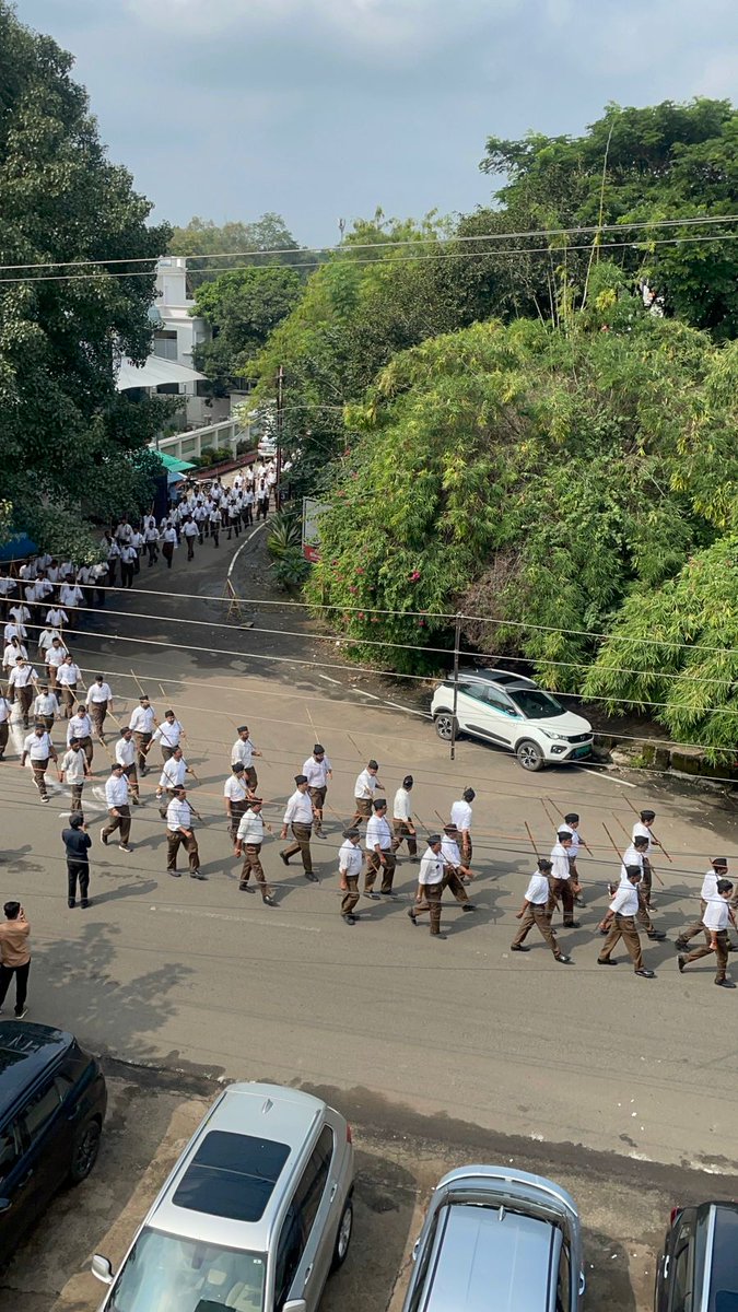 mudit_shejwar's tweet image. संघ के शताब्दी वर्ष पर महावीर नगर, समिधा बस्ती में विजयादशमी उत्सव एवं पथ संचलन का हिस्सा बनने का सौभाग्य मिला।
100 वर्षों की यह यात्रा केवल संगठन की नहीं, बल्कि राष्ट्रप्रेम, अनुशासन और समर्पण की प्रेरणादायी गाथा है।
जय श्री राम।
जय भारत। #विजयादशमी #शताब्दी_वर्ष #राष्ट्रप्रथम