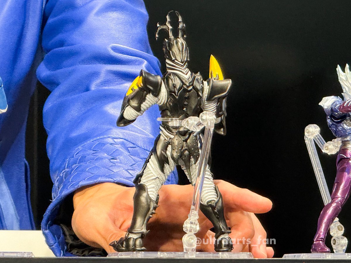 ハイパーゼットン（イマーゴ）」の背面。もちろん、大きな両翼も再現