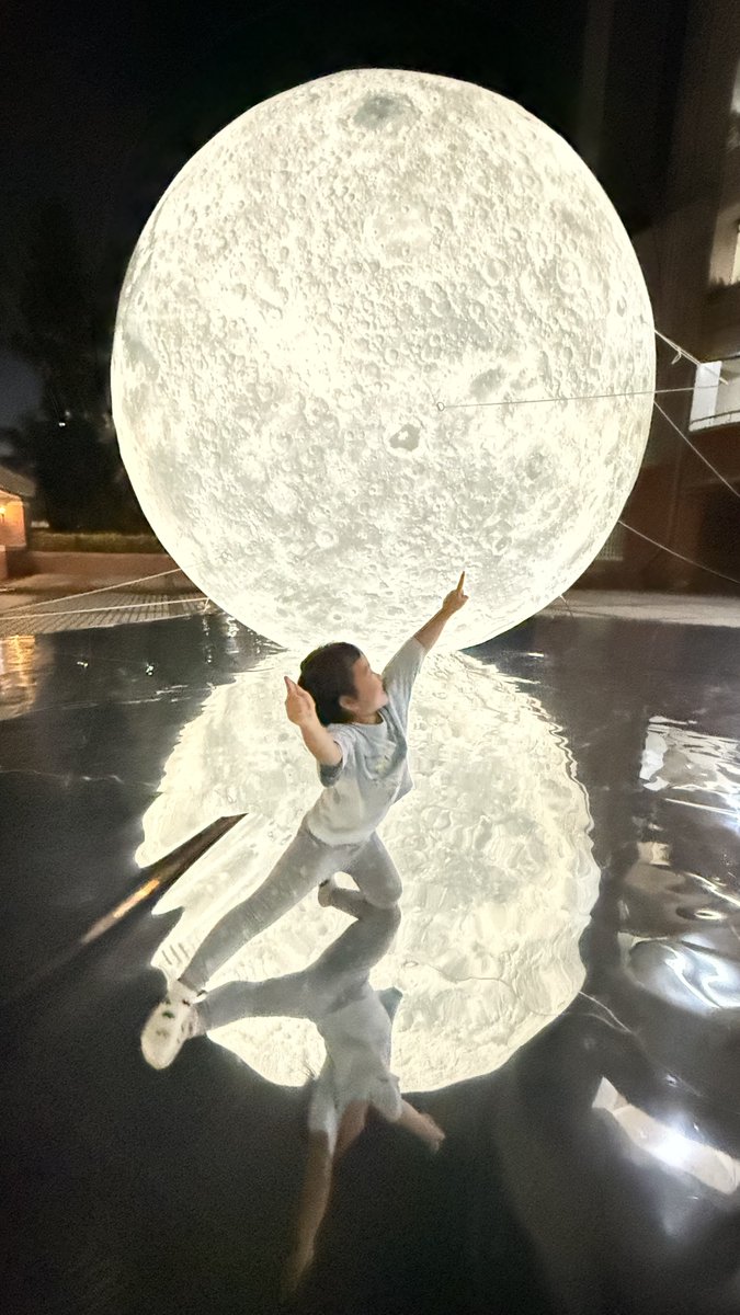 CYUT_official's tweet photo. The moon has landed at @CYUT_official! Our Architecture Dept. built a 16-foot glowing moon for Mid-Autumn Festival
📍 On campus thru Oct. 17
💡 Lights on nightly 5:30–11 PM
Come experience “Fly to the Moon” with us!
#CYUT #MidAutumnFestival #FlyToTheMoon https://t.co/eAw41J9t8v