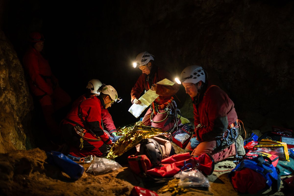 floW_motion's tweet photo. Einblicke in die Höhlenrettung

Am letzten Wochenende durfte ich die nationale Übung der deutschen Höhlenrettung in der Bismarckgrotte begleiten. Eine eindrucksvolle Fotoreportage über die Spezialisten der Höhlenrettung ist entstanden. 

#Höhlenrettung 
#2025Caving_LucaMemorial https://t.co/DMXvfQd0id