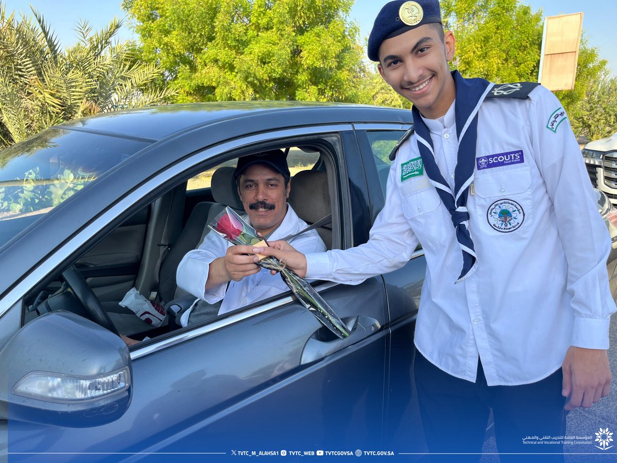 tvtc_m_alahsa1's tweet photo. 🔹توزيع اللورد وعبارات التهنئة لمنسوبي المعهد احتفاءاً ب #يوم_المعلم  ممثلة بوحدة النشاط تحت شعار  "شكراً رسول العلم" 

#التدريب_التقني https://t.co/v3fKVokeET