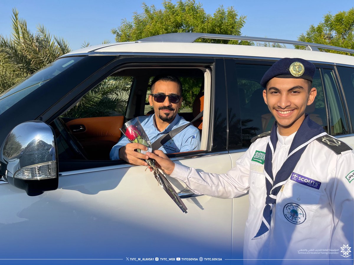 tvtc_m_alahsa1's tweet photo. 🔹توزيع اللورد وعبارات التهنئة لمنسوبي المعهد احتفاءاً ب #يوم_المعلم  ممثلة بوحدة النشاط تحت شعار  "شكراً رسول العلم" 

#التدريب_التقني https://t.co/v3fKVokeET