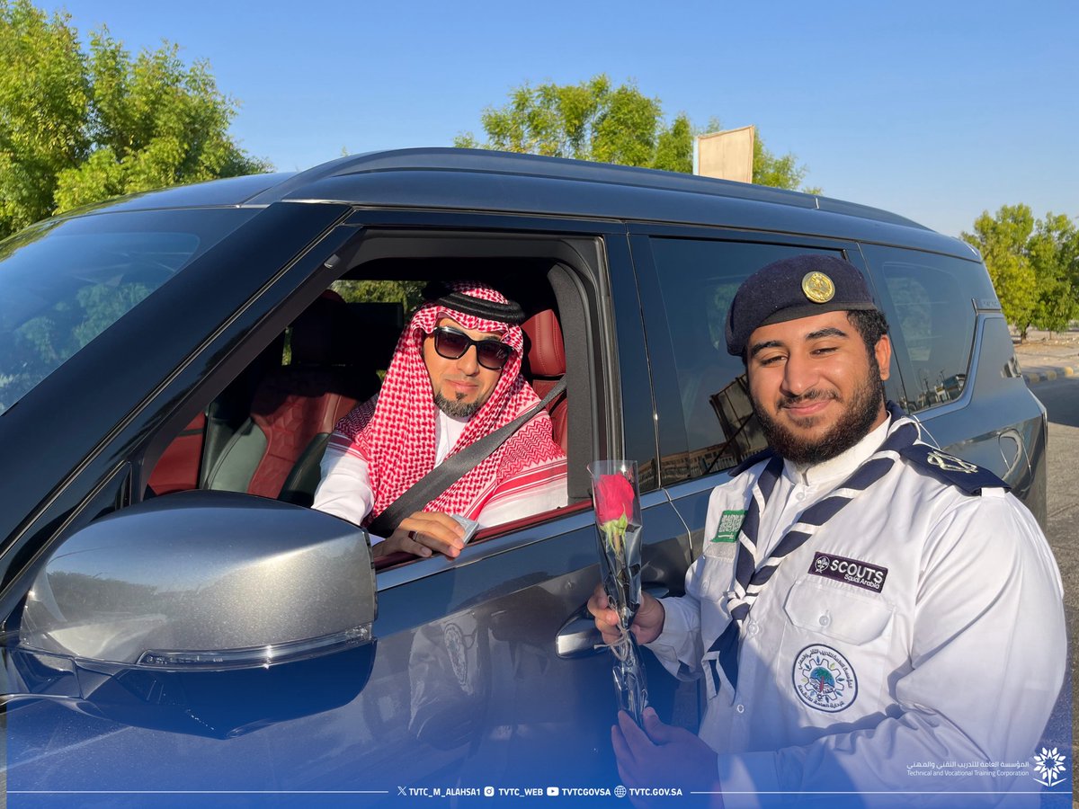 tvtc_m_alahsa1's tweet photo. 🔹توزيع اللورد وعبارات التهنئة لمنسوبي المعهد احتفاءاً ب #يوم_المعلم  ممثلة بوحدة النشاط تحت شعار  "شكراً رسول العلم" 

#التدريب_التقني https://t.co/v3fKVokeET