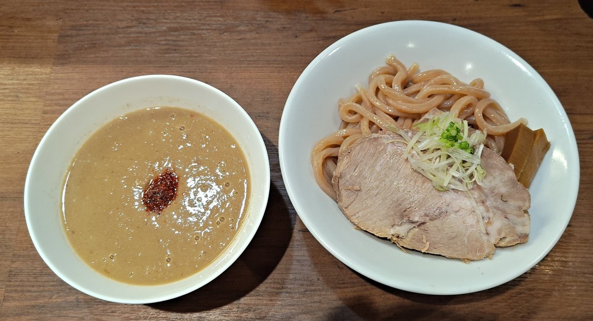 本店にはないつけ麺は茹で時間30分のモチモチ極太麺
超濃厚つけ汁は当然麺にがっつり絡む
30分待つ価値がある美味さ
スープ割はないので余ったつけ汁はそのまま飲…食べた
本店はいつも大行列だけど並ばずに入れたから並びたくなければこっちがいいかも
#麺屋極鶏円町店
#鶏だくつけ麺