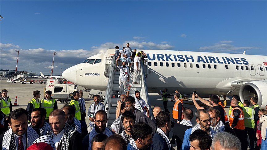 Taskent_im's tweet photo. 🇹🇷Turkiya G'azoga yo'l olgan Global Sumud flotiliyasidan umidvor bo'lganlarning yonida 
edi
Global Sumud flotiliyasidan umidvor bo'lganlarga dengizdan yordam ko'rsatdi.

https://t.co/IAQyYkbkfA https://t.co/8JmfywsAQn