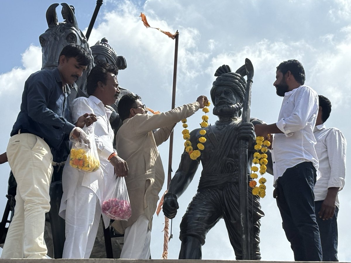 आज राणा पूंजा भील की जयंती पर चिचरली गाँव में इस्थित महाराणा पर्ताप सिंह वह राणा पूंजा भील की प्रतिमा पर माला वह पुष्प अर्पित करते हुए हमारे साथी सहयोगी बुझावड़ के भाटी शक्ति सिंह जी देहराज भील , रोशन राज भील , राणा पारू भील , दिलीप कुमार भील मानसिंह चिचडली साथ रहे।<a href="/dileep__kb/">Dileep Kumar</a>