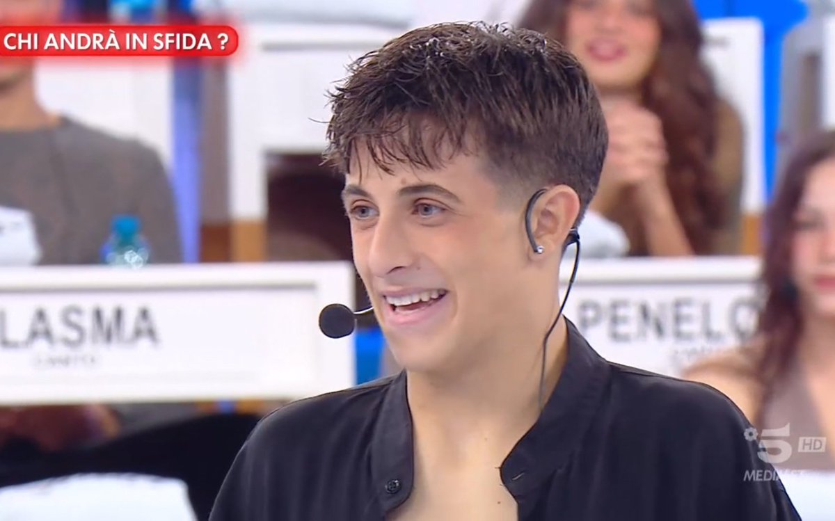 IlMondodellaTV's tweet photo. Standing ovation meritata per #Emiliano 👏👏
#amici25 https://t.co/bMgOVEXT0m