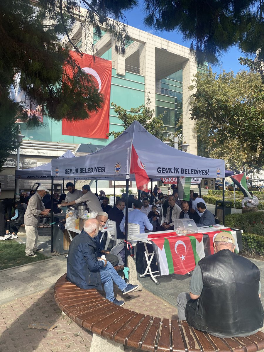 Gemlik Gönüllü Kuruluşlar tarafından Gemlik meydanında düzenlenen SUMUD Filosu nöbetine İlçe Başkanımız Tünay Gürbüz ve İlçe Teşkilatımız katılım sağladı. #Gemlik