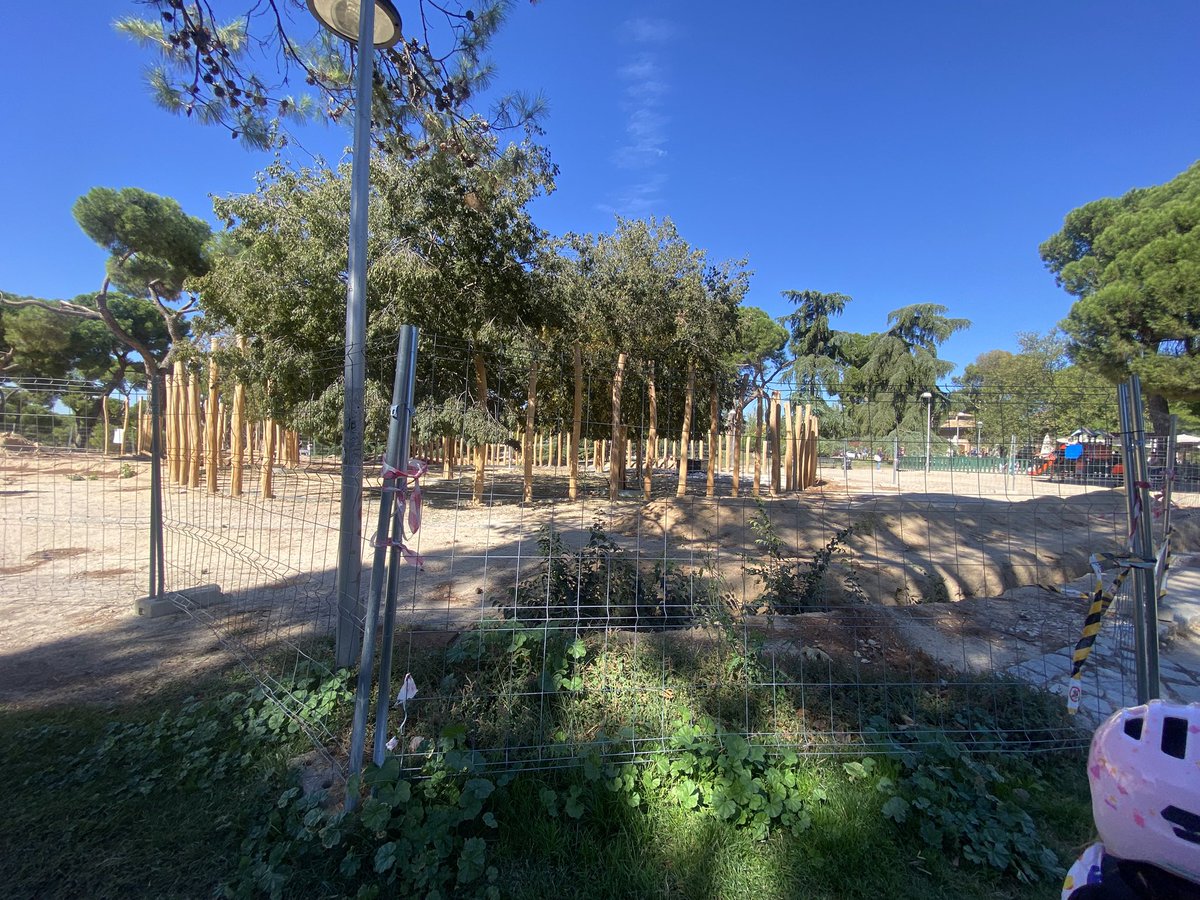 Hola <a href="/MADRID/">Ayuntamiento Madrid</a> hace 7 meses se eliminó el área infantil/deportiva del parque #DehesaDeLaVilla para la construcción de un mayor y renovado recinto. Después de 5 meses de obras paralizadas este es el estado del lugar. Y mientras los peques sin sus espacios de juego 😢