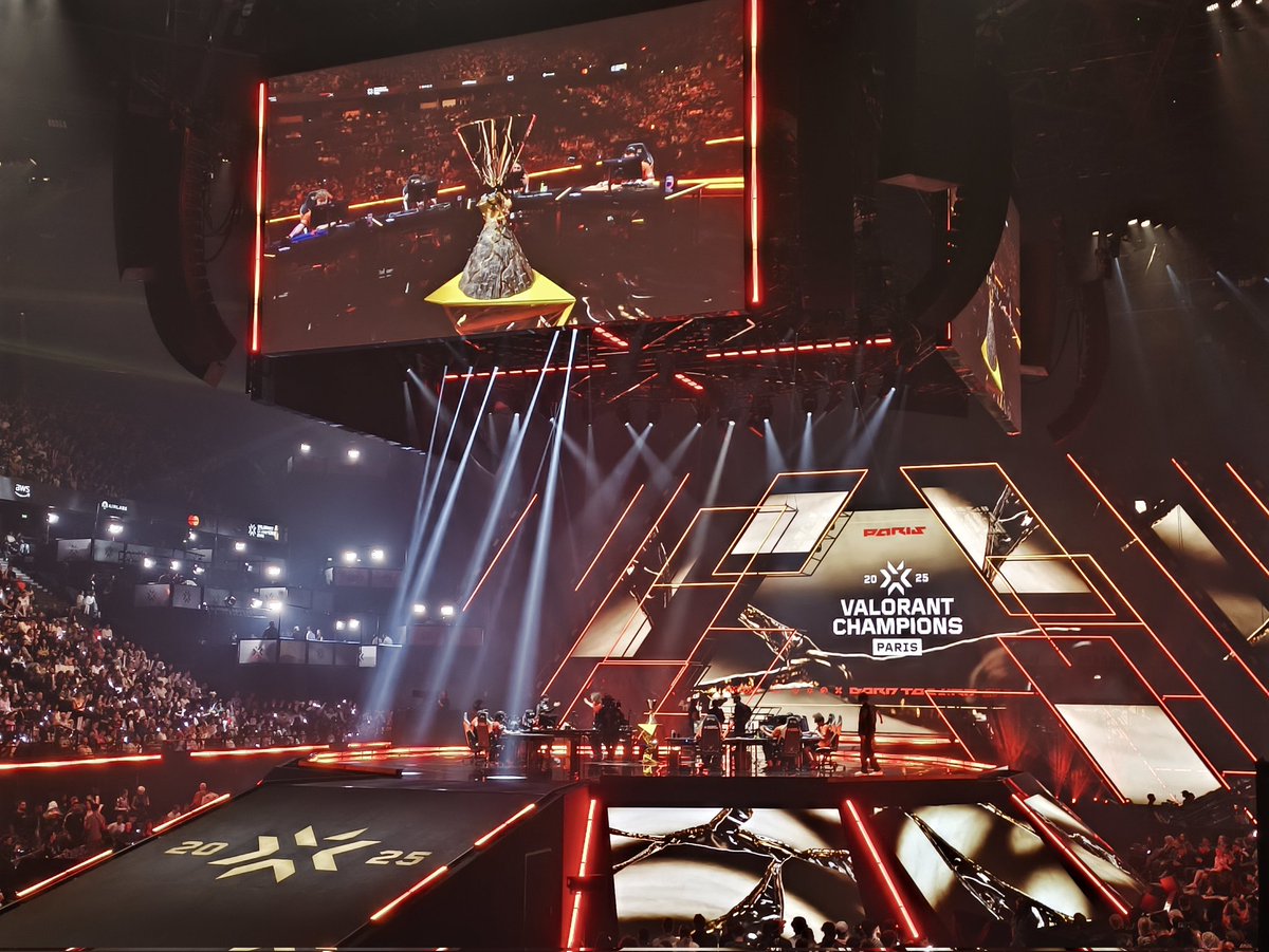 gemleph's tweet image. Who else is at the Finals ? ✌️😗 #VALORANTChampions