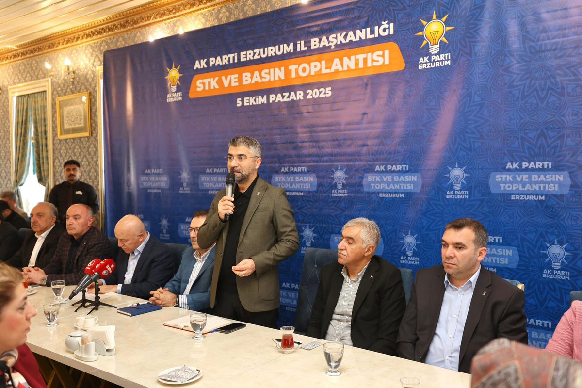 AK Parti Erzurum İl Başkanlığı tarafından düzenlenen Sivil Toplum Kuruluşları Başkanları ile İstişare Toplantısı, geniş bir katılımla gerçekleştirildi.

Toplantıya, Önceki Dönem İçişleri Bakanı ve AK Parti Erzurum Milletvekili Selami Altınok, Erzurum Büyükşehir Belediye Başkanı