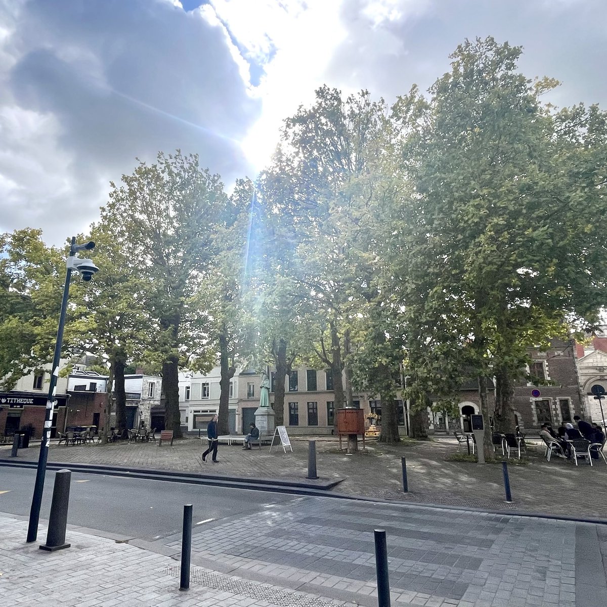 À #Arras ce dimanche, les choses se passent aussi sur la Place du Wetz d’Amain ! Cc <a href="/laboiteduwetz/">la Boîte du Wetz d’Amain</a> ! 😉