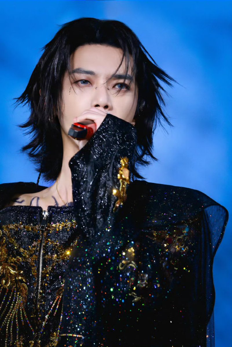 Hua Chenyu's opening look for 2025 Mars Concert in Nanjing Day 2 evening stage! 

This look suits him so much omg ❤️🔥🔥🔥
#HuaChenyu