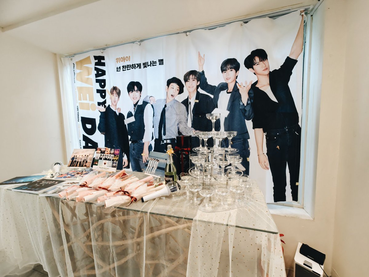shineforWEi's tweet photo. Ticked off another item in my fangirl bucket list:

✅ Visit an anniversary cafe in KR 🇰🇷

Happy 5th year, WEi 🎉
#위아이_50주년도_함께_파티하자
#위아이 #WEi 
@WEi__Official @WEi__Member https://t.co/dnZOV6vtew