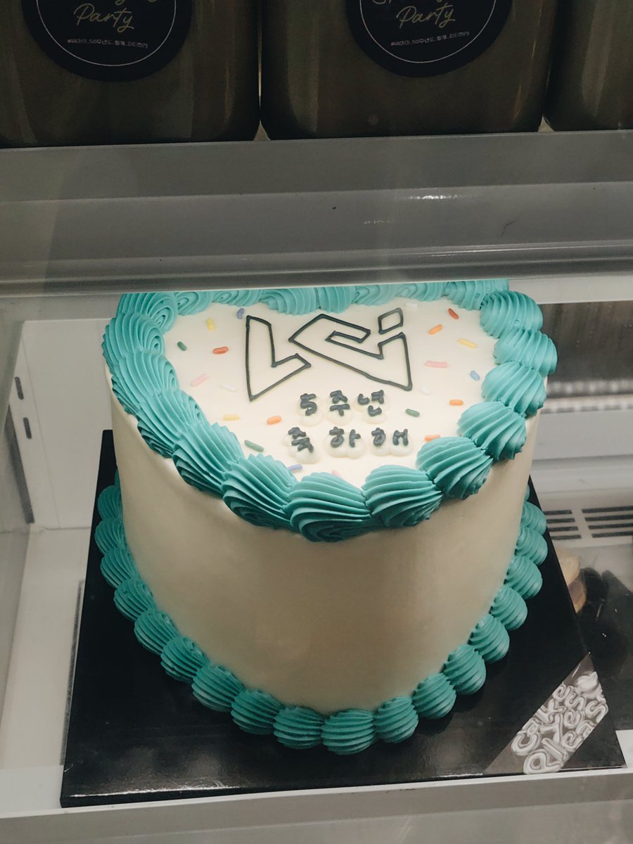 shineforWEi's tweet photo. Ticked off another item in my fangirl bucket list:

✅ Visit an anniversary cafe in KR 🇰🇷

Happy 5th year, WEi 🎉
#위아이_50주년도_함께_파티하자
#위아이 #WEi 
@WEi__Official @WEi__Member https://t.co/dnZOV6vtew
