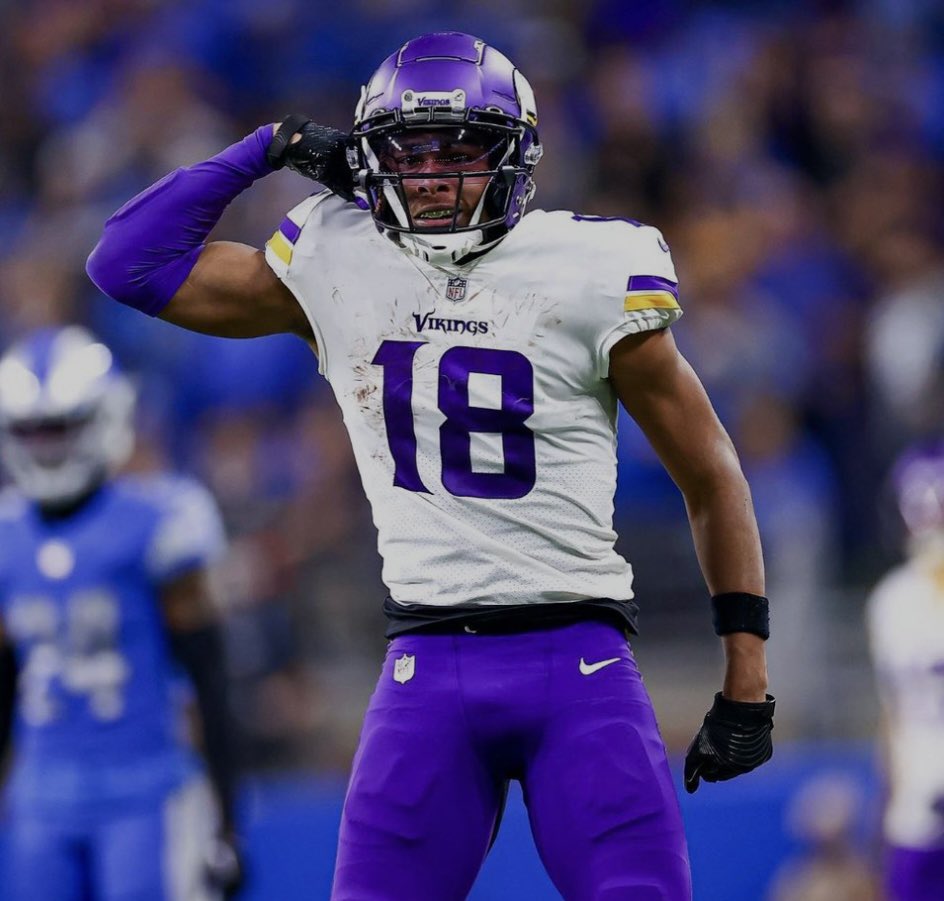 FourthNFunds's tweet photo. VIKINGS BROWNS BET

Nothing better than an early cash on a crisp Sunday morning

Give us Jefferson 6 receptions (1 unit)

Not sure why they are giving us a Christmas gift in October but i’m loving it. May cash before half. See yall for the 1pm slate https://t.co/wsxU8ayUZp