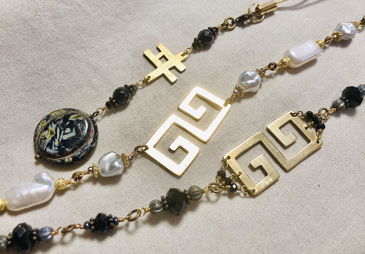 meu jewelry 

ヰロハ狐コラボ羽織紐&amp;提げ 完成!!
真鍮,南洋真珠,紫金石他

ヰロハ狐さんの[ヰ],[雷紋]モチーフと高品質な素材を組み合わせました⚫️⚪️
次回エトピリカ商會にて販売いたします

【エトピリカ商會〜モノトーンの間】
10/31(金)〜11/2(日)
@東京 がらん西荻

#エトピリカ商會 #meujewelry