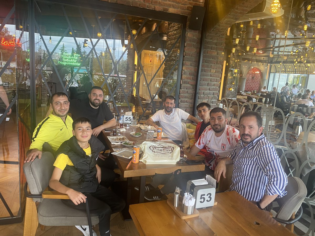 Bayburtspor Sarı Duvar Tribünlerinin emektarları misafirimiz
<a href="/hikmetreis55/">Hikmet Şimşek</a> 
<a href="/knn_ates/">Kenan</a> 
<a href="/SDuvargrubu/">Sarı Duvar Taraftar Grubu</a> 
<a href="/Bayram0169/">Bayram</a>