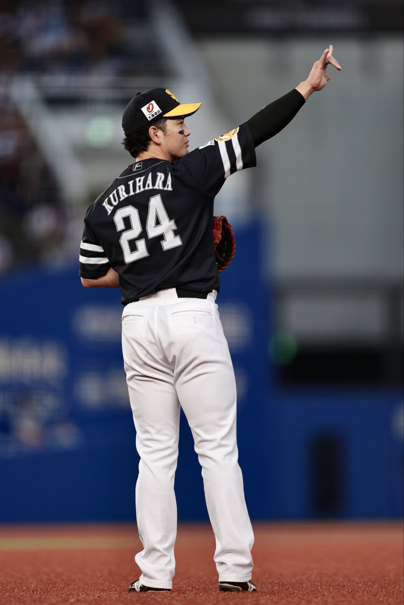 こちらは　です　福岡ソフトバンクホークス　栗原陵矢　ユニフォーム 24 栗原陵矢選手新背番号「24」＆タイトル受賞グッズ | 福岡