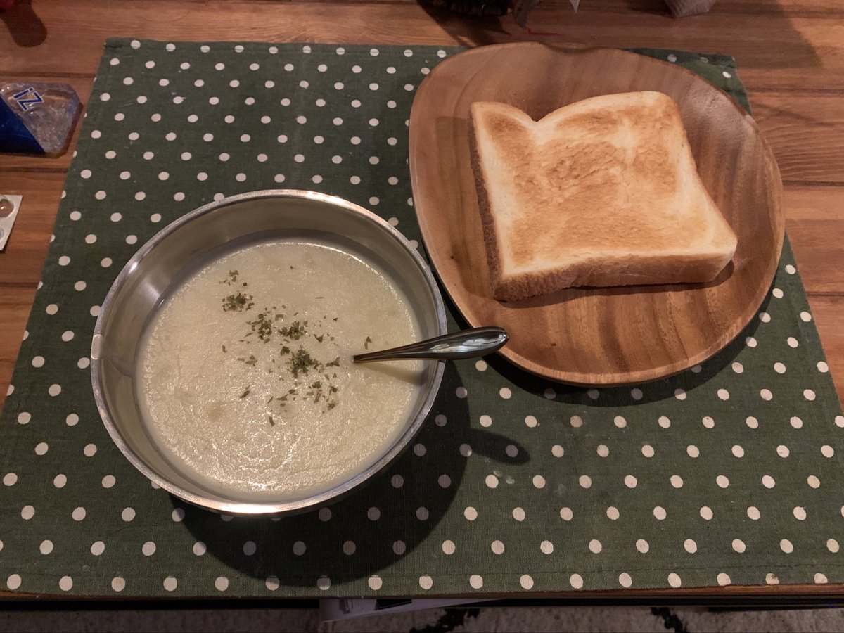 今日は調子の悪かったガスコンロがついに使えなくなったから、カスコンロ(※1)でポタージュを作った

※1･･･カスのコンロ　ストーンヘンジみたいやね