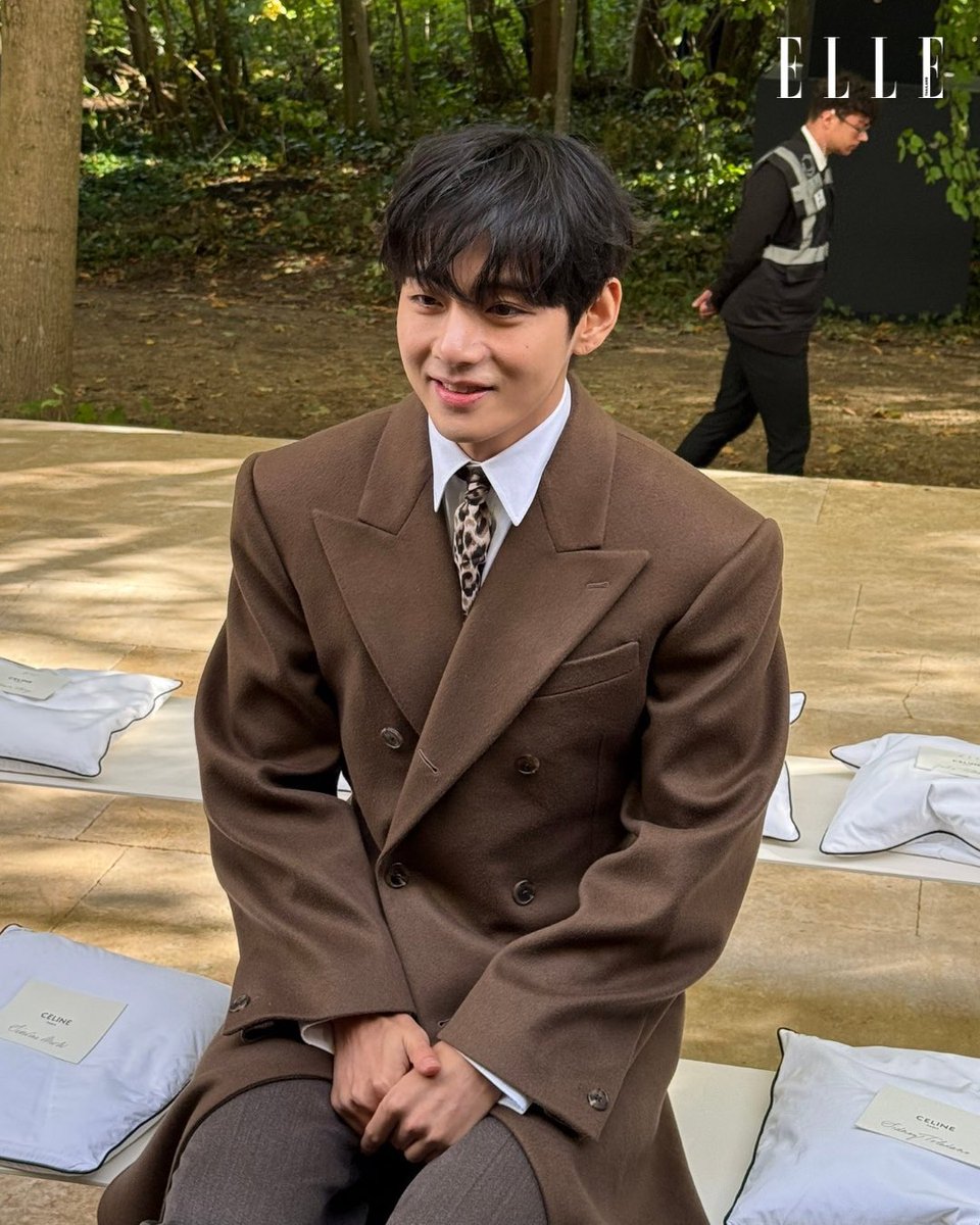 น่าจะเป็นรูปถ่ายจากกล้องสดที่แทบจะไม่แต่งอะไรเลย ผิวแทฮยองคือสวยมาก ผิวสีน้ำผึ้งตัดกับคิ้วคมเข้ม ผมดำ จมูกโด่ง ปากเรียวสวย ใบหน้าสมมาตร เป็นผู้ชายที่หล่อที่สุดในโลกตามใบเซอร์แบบเหมาะสมทุกประการจริงๆ

เวลาน้องนิ่งหน้าก็ดูหล่อคม พอยิ้มหน้าตาน้องก็น่ารักได้ทันที คนอะไรน่าเอ็นดูไปหมด