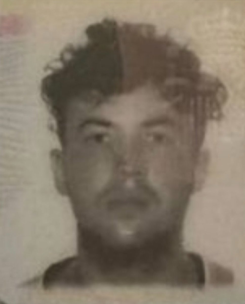 Este personaje llamado José R.L ha estafado a mucha gente y sigue haciéndolo,
Vendiendo carnets del Sevilla, además de estafar € juega con los sentimientos de la gente.
Es de Sevilla y lo que más le preocupa es que se haga viral esto de nuevo...