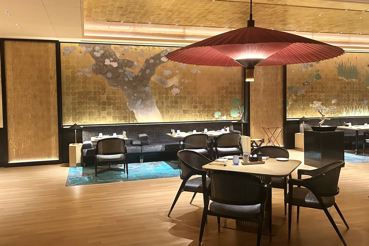 名古屋城そばにオープンした高級ホテル「エスパシオ ナゴヤキャッスル」のラウンジ。

アップルパイ＆抹茶で約5,000円。

三河みりんを効かせたソースが温かいアップルパイと相性抜群で、丁寧な接客も含めて優雅なひとときでした...。