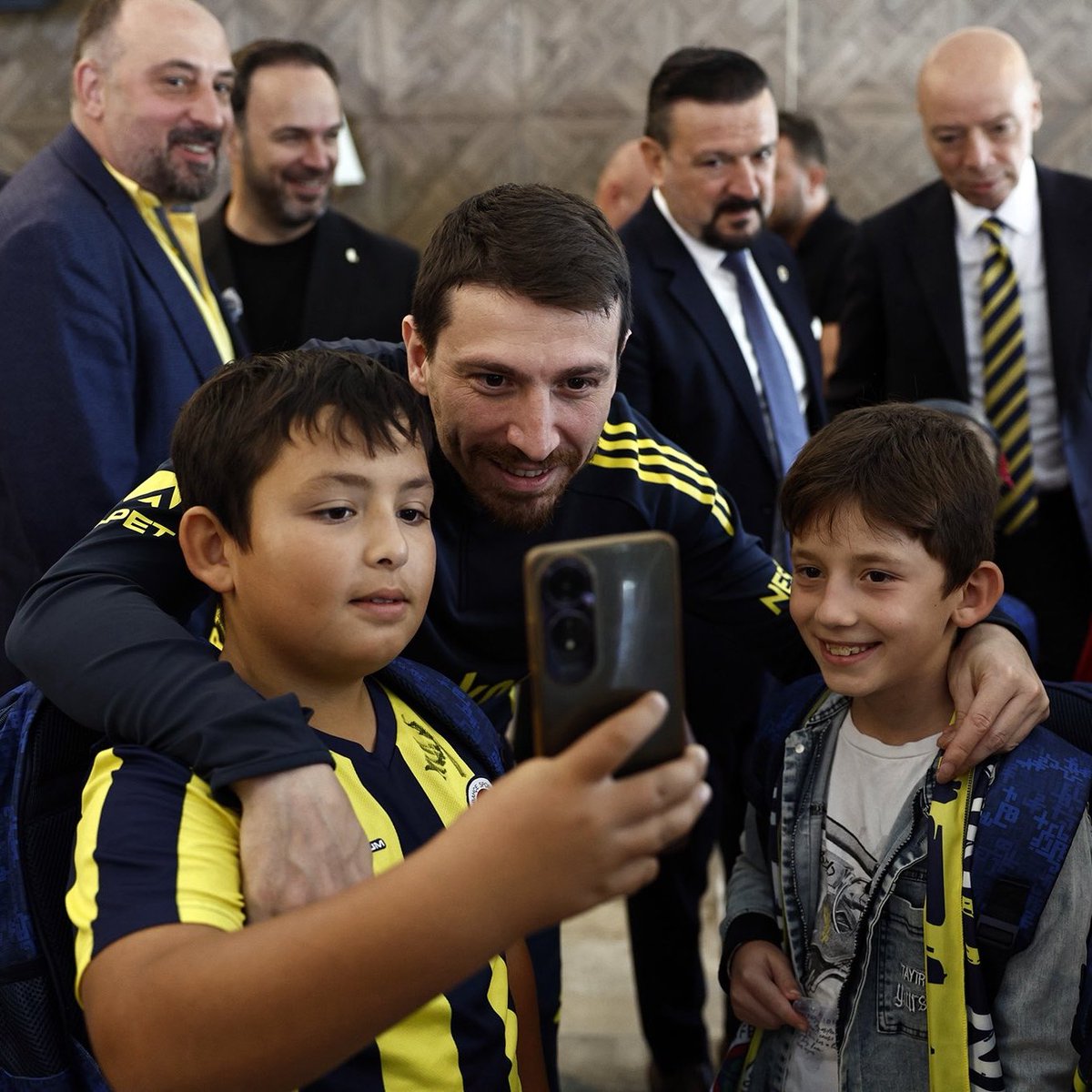 Fenerbahçe, sezon boyunca deplasmana gittiği her şehirde bir okulu gezerek kırtasiye yardımı yapacak.
