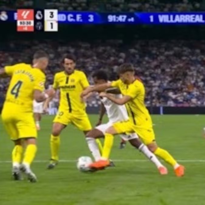 VibesFoot's tweet photo. 🔴 La réponse de l'arbitre, Guillermo Cuadra Fernández, lorsque Rodrygo a demandé un penalty pour une faute dans la surface : 

« 𝗝'𝗘𝗡 𝗔𝗜 𝗗𝗘́𝗝𝗔̀ 𝗦𝗜𝗙𝗙𝗟𝗘́ 𝗨𝗡 ! » 😳

🗞 Real Madrid TV https://t.co/gKSh0knvrf