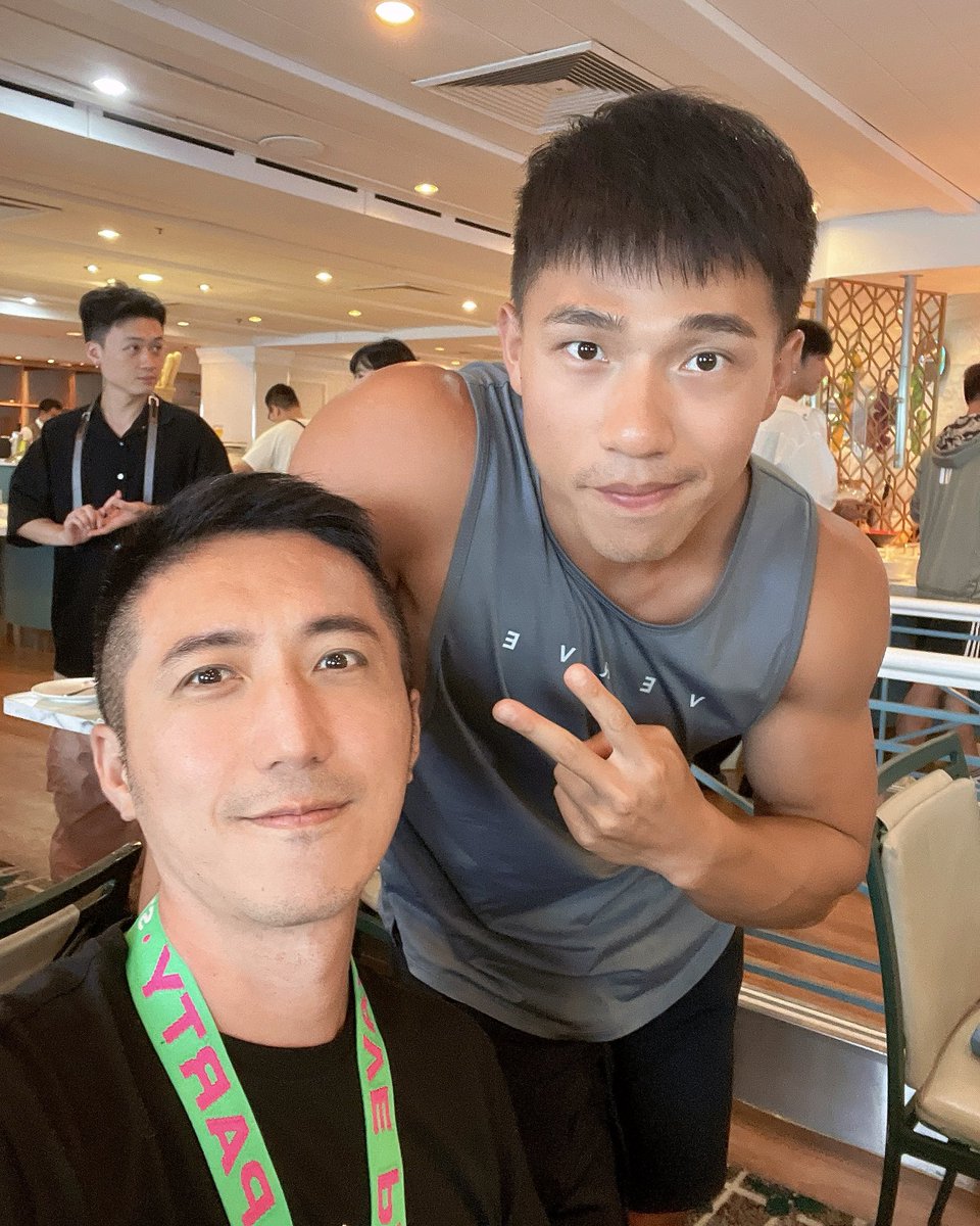 semol_920's tweet photo. 最後一天下船前超巧Troy就坐在隔壁吃著早午餐😋
雖然其實不是第一次見到,但終於有機會一起拍個照~
#郵輪 #探索星號 #浪趴 #WaveParty https://t.co/pI5MI8Z978